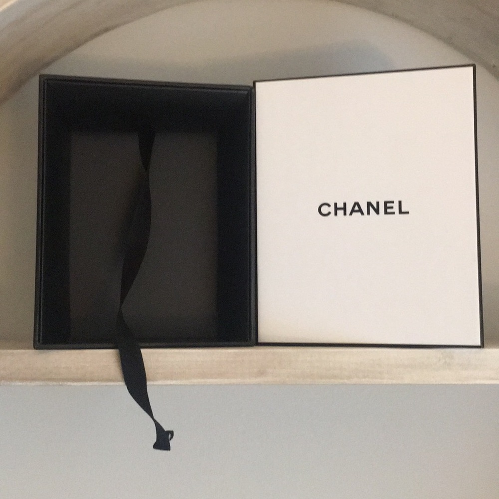 Chanel box/package